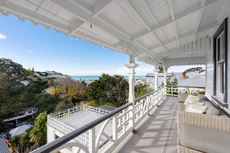 Photo of property in 15 Colenso Avenue, Hospital Hill, Napier, 4110