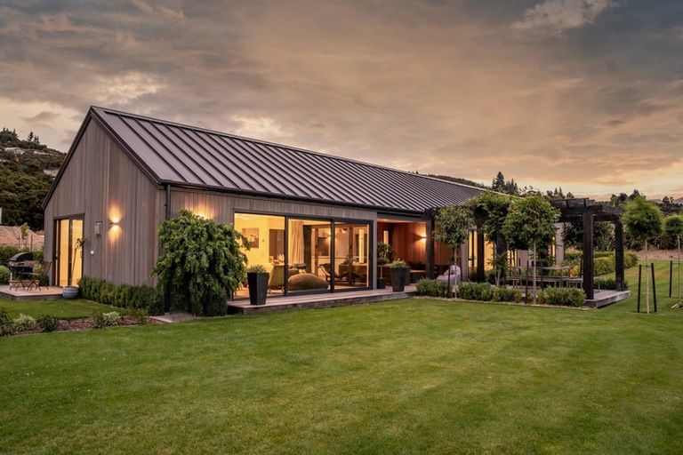 Photo of property in 4 Hidden Hills Drive, Wanaka, 9305