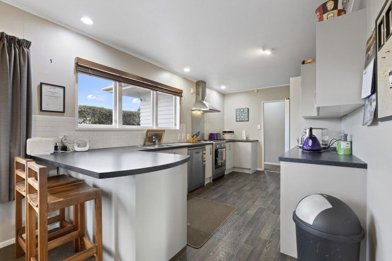 Photo of property in 16 Abraham Crescent, Milson, Palmerston North, 4414