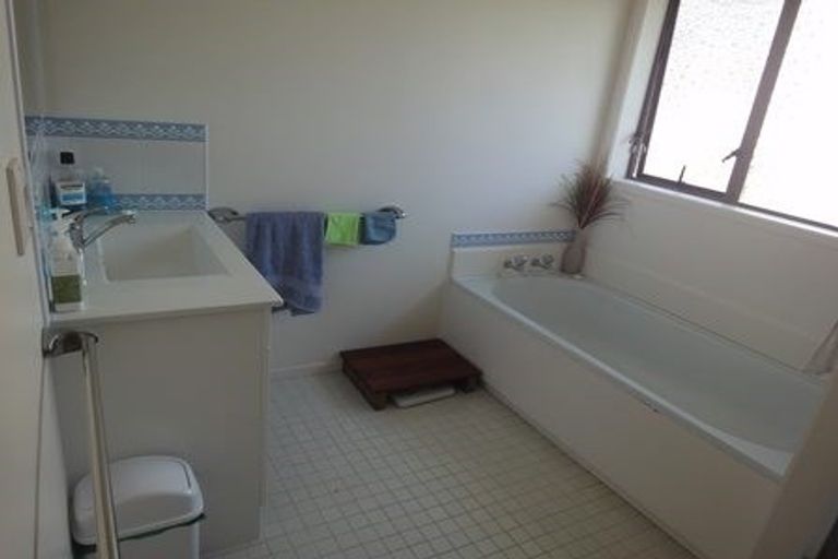 Photo of property in 2/41 College Road, Northcote, Auckland, 0627