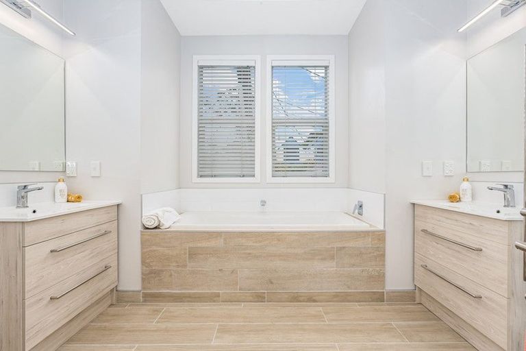 Photo of property in 5a Torless Terrace, Thorndon, Wellington, 6011