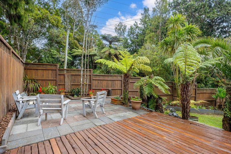 Photo of property in 33 Quinns Road, Waiatarua, Auckland, 0612