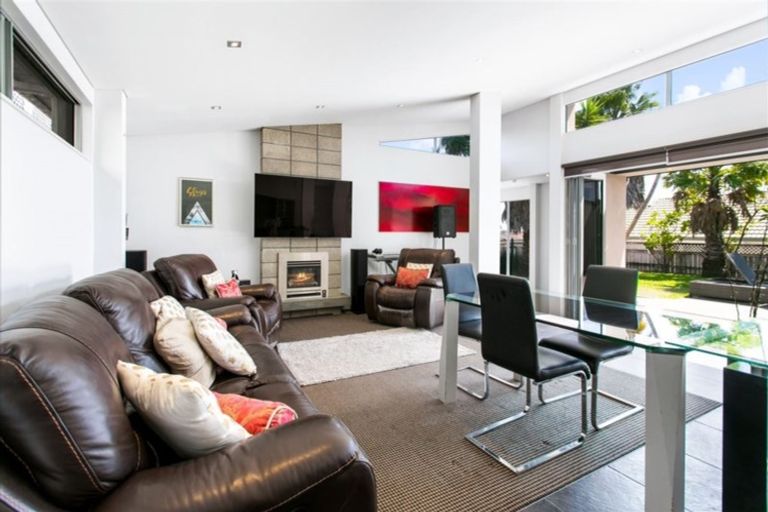 Photo of property in 3 Sandhurst Rise, Henderson, Auckland, 0612