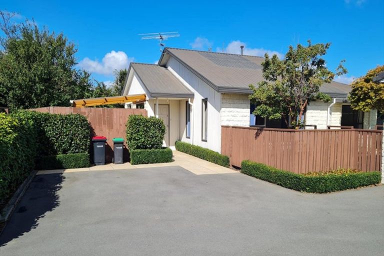 Photo of property in 12 Gatonby Place, Avonhead, Christchurch, 8042