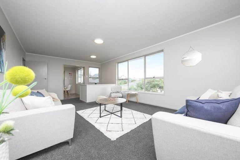 Photo of property in 35 Kemp Road, Massey, Auckland, 0614