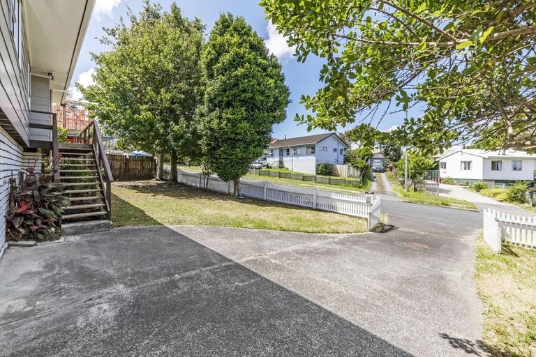 Photo of property in 4 Buisson Glade, West Harbour, Auckland, 0618