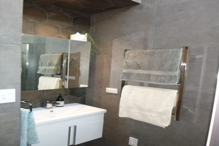 Photo of property in 2/24 Nigel Road, Browns Bay, Auckland, 0630