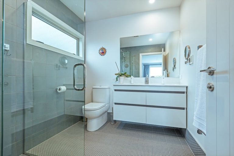 Photo of property in 8 Mediterranean Grove, Fitzherbert, Palmerston North, 4410