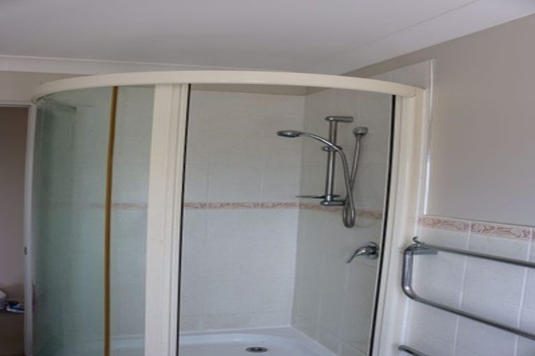 Photo of property in 26 Canary Place, Unsworth Heights, Auckland, 0632