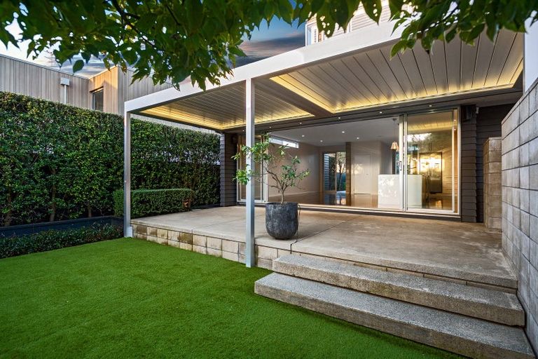 Photo of property in 28 Muritai Road, Milford, Auckland, 0620