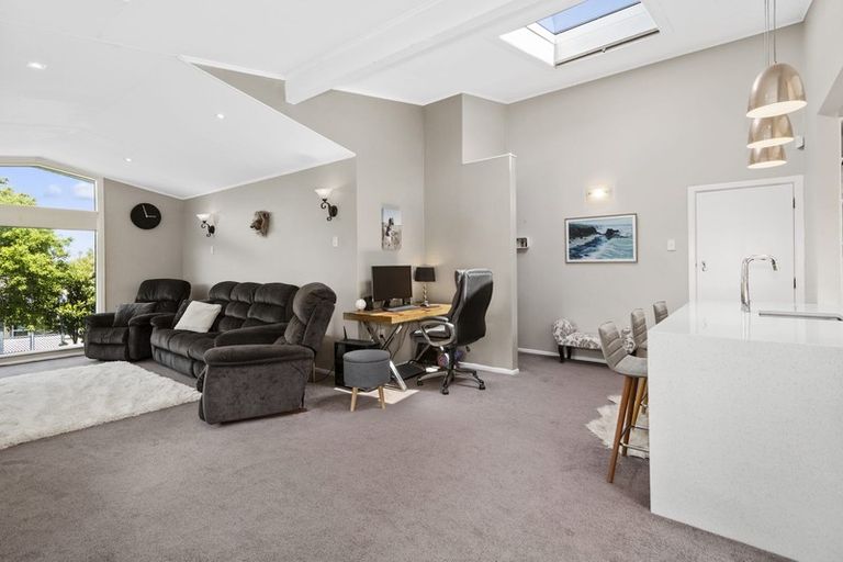 Photo of property in 15 Cherry Blossom Grove, Maungaraki, Lower Hutt, 5010