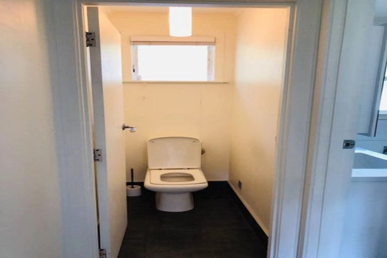 Photo of property in 61 Peach Road, Glenfield, Auckland, 0629