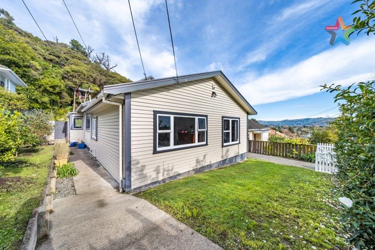 Photo of property in 225 Whites Line East, Waiwhetu, Lower Hutt, 5010