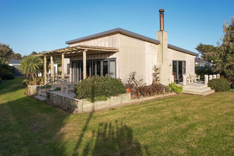 Photo of property in 28 Kent Avenue, Waitarere Beach, Levin, 5510
