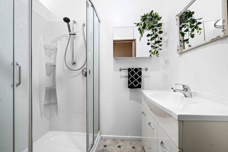 Photo of property in 3/341 Devon Street West, New Plymouth, 4310