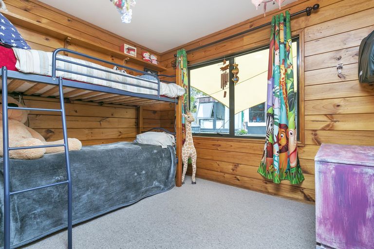 Photo of property in 2/21 Tahu Crescent, Sunnynook, Auckland, 0620