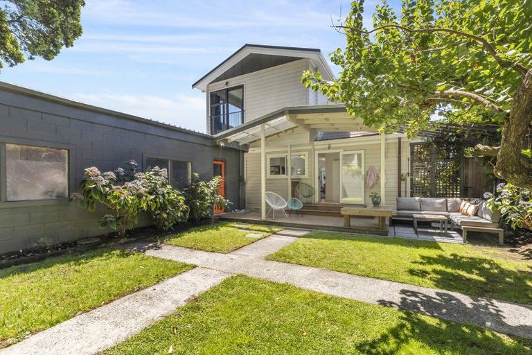Photo of property in 318 Queens Drive, Lyall Bay, Wellington, 6022