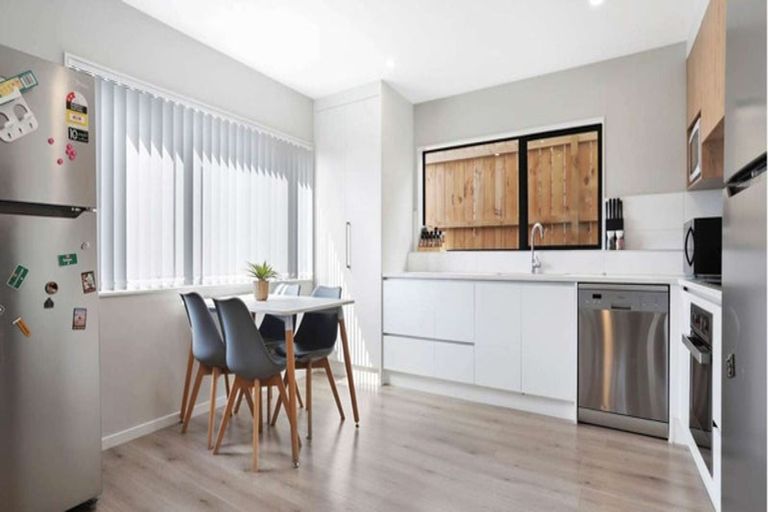 Photo of property in 152c Colwill Road, Massey, Auckland, 0614