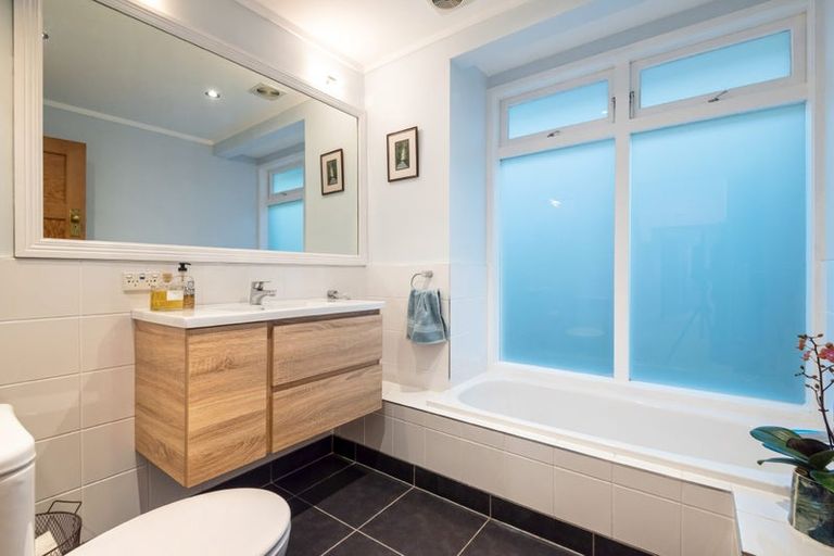 Photo of property in 12 Glade Place, Birkenhead, Auckland, 0626