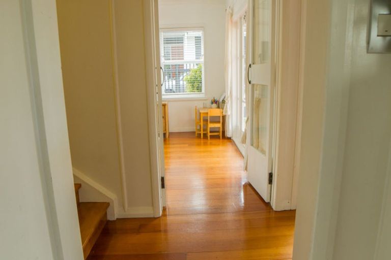 Photo of property in 27 Belle Vue Avenue, Northcote Point, Auckland, 0627