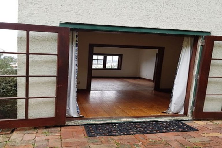 Photo of property in 44 Queens Drive, Lyall Bay, Wellington, 6022