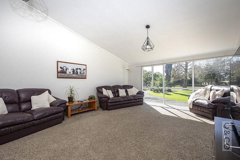 Photo of property in 2246 State Highway 16, Helensville, 0875