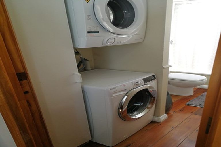 Photo of property in 180 Sutherland Road, Lyall Bay, Wellington, 6022