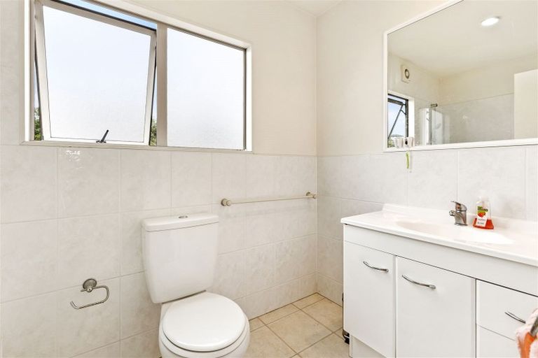 Photo of property in 3/6 Nimstedt Avenue, Oteha, Auckland, 0632