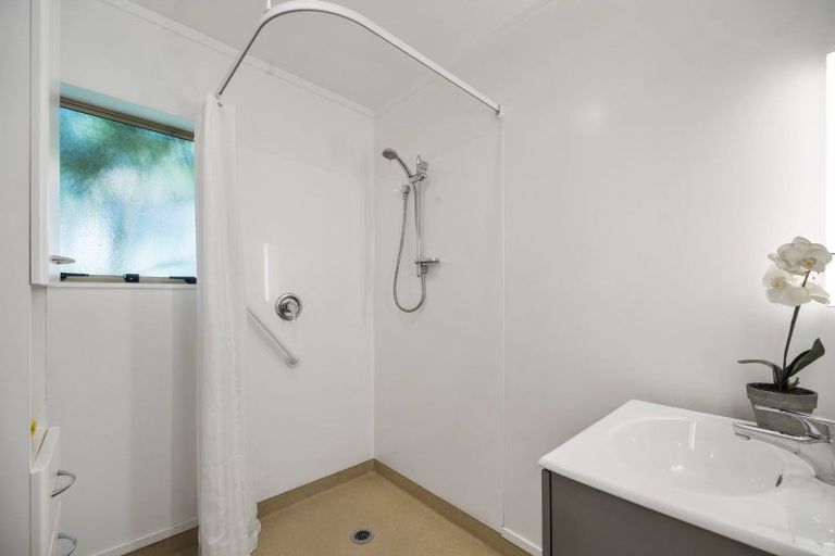 Photo of property in 3 Marbella Drive, Massey, Auckland, 0614