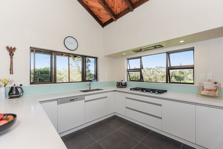 Photo of property in 102 Shaw Road, Oratia, Auckland, 0604