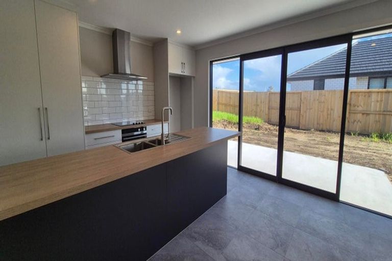 Photo of property in 43 Te Taniwha Road, One Tree Point, 0118