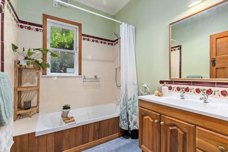 Photo of property in 11 Hungerford Road, Lyall Bay, Wellington, 6022