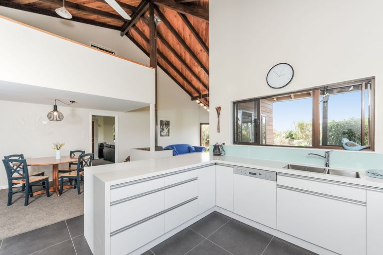 Photo of property in 102 Shaw Road, Oratia, Auckland, 0604