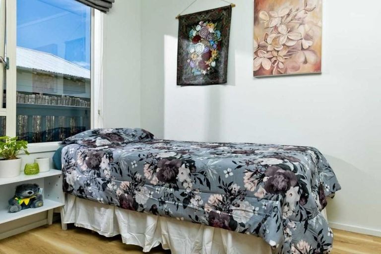 Photo of property in 16 Woodglen Road, Glen Eden, Auckland, 0602