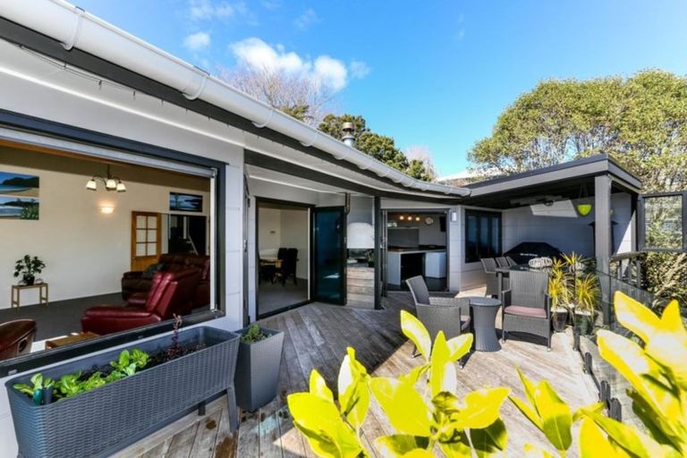 Photo of property in 16 Ridge Lane, New Plymouth, 4310