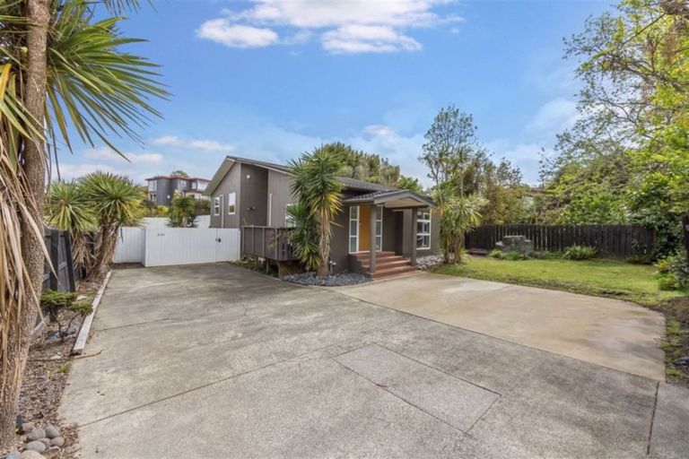 Photo of property in 2/31 Oteha Valley Road, Northcross, Auckland, 0632
