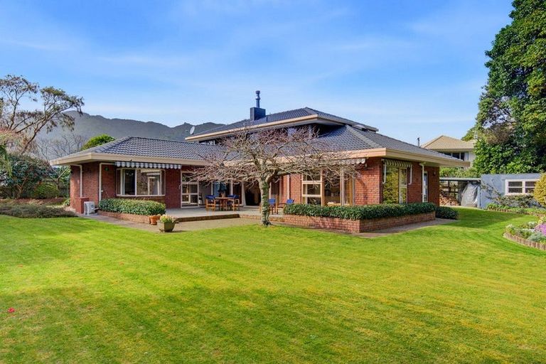 Photo of property in 10 Karaka Grove, Waikanae, 5036
