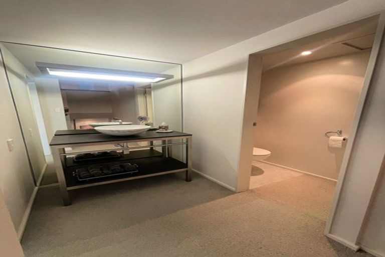 Photo of property in Beauport Apartments, 2/30 The Crescent, Roseneath, Wellington, 6011