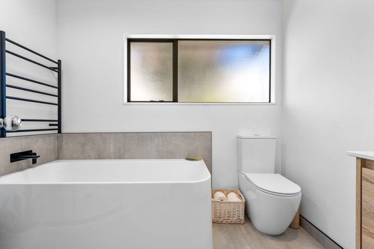 Photo of property in 69a Kervil Avenue, Te Atatu Peninsula, Auckland, 0610