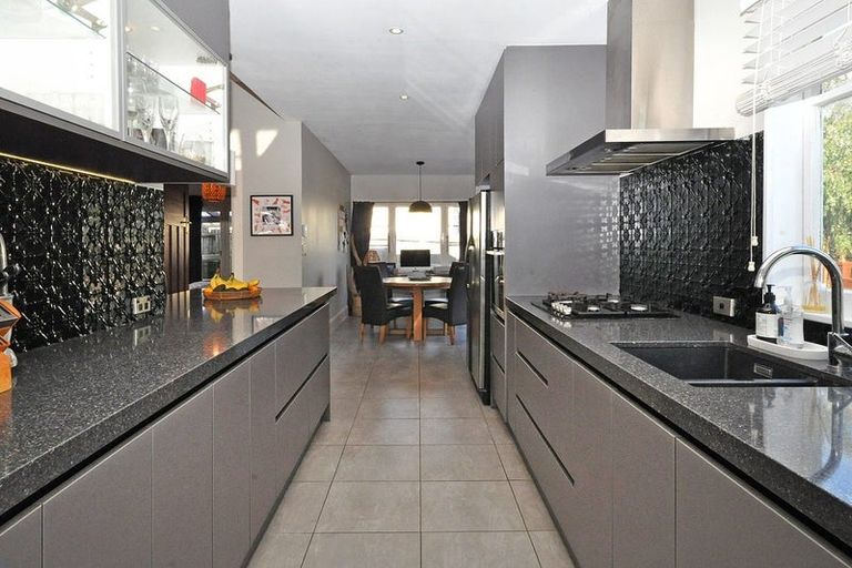 Photo of property in 47 View Road, Henderson, Auckland, 0612