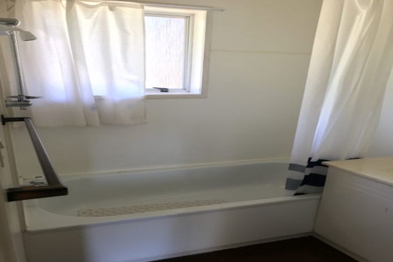 Photo of property in 1/46 John Dee Crescent, Red Beach, 0932