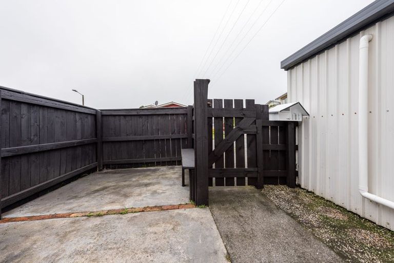 Photo of property in 7 Chetwode Grove, Newlands, Wellington, 6037