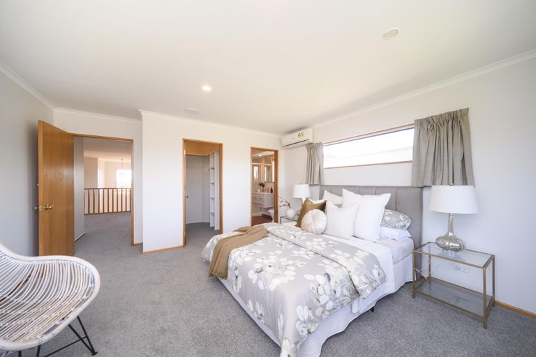 Photo of property in 122 Pacific Drive, Fitzherbert, Palmerston North, 4410