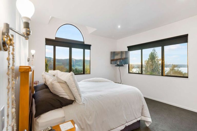 Photo of property in 4 Tupara Crescent, Kawaha Point, Rotorua, 3010