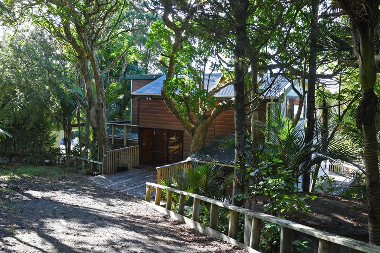 Photo of property in 103 Leigh Road, Leigh, 0985