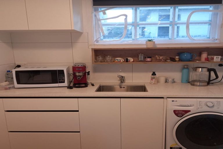 Photo of property in 14 Lydford Place, Glendene, Auckland, 0602