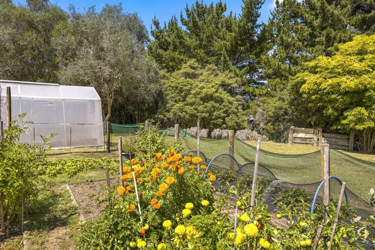 Photo of property in 1556 South Head Road, South Head, Helensville, 0874