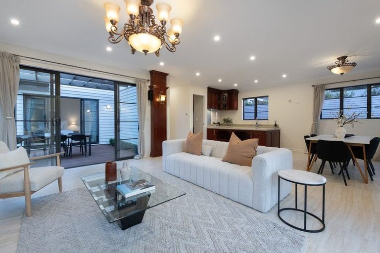 Photo of property in 25a Rothesay Bay Road, Rothesay Bay, Auckland, 0630