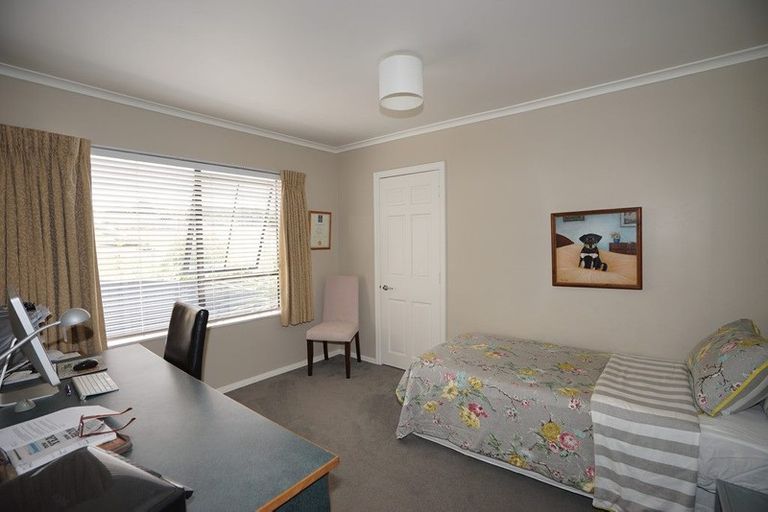 Photo of property in 131 Chelsea View Drive, Chatswood, Auckland, 0626