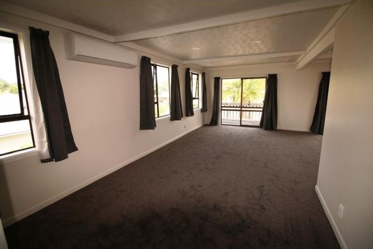 Photo of property in 42 Roberts Road, Te Atatu South, Auckland, 0610